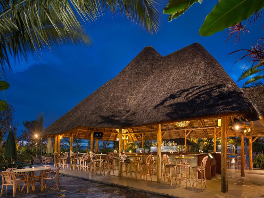 Hôtel des Mille Collines - The True Story Behind 'Hotel Rwanda'